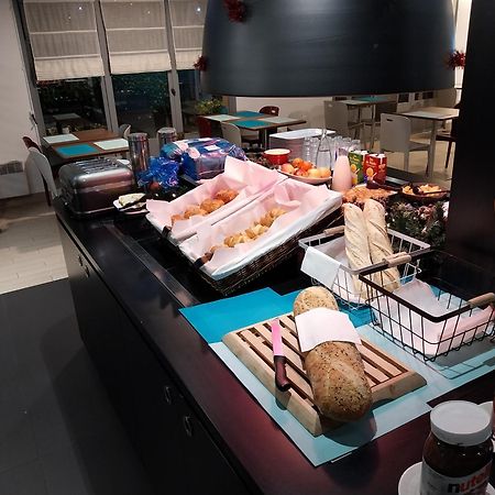 Kyriad Direct Marseille Est La Valentine La Penne-sur-Huveaune Buitenkant foto