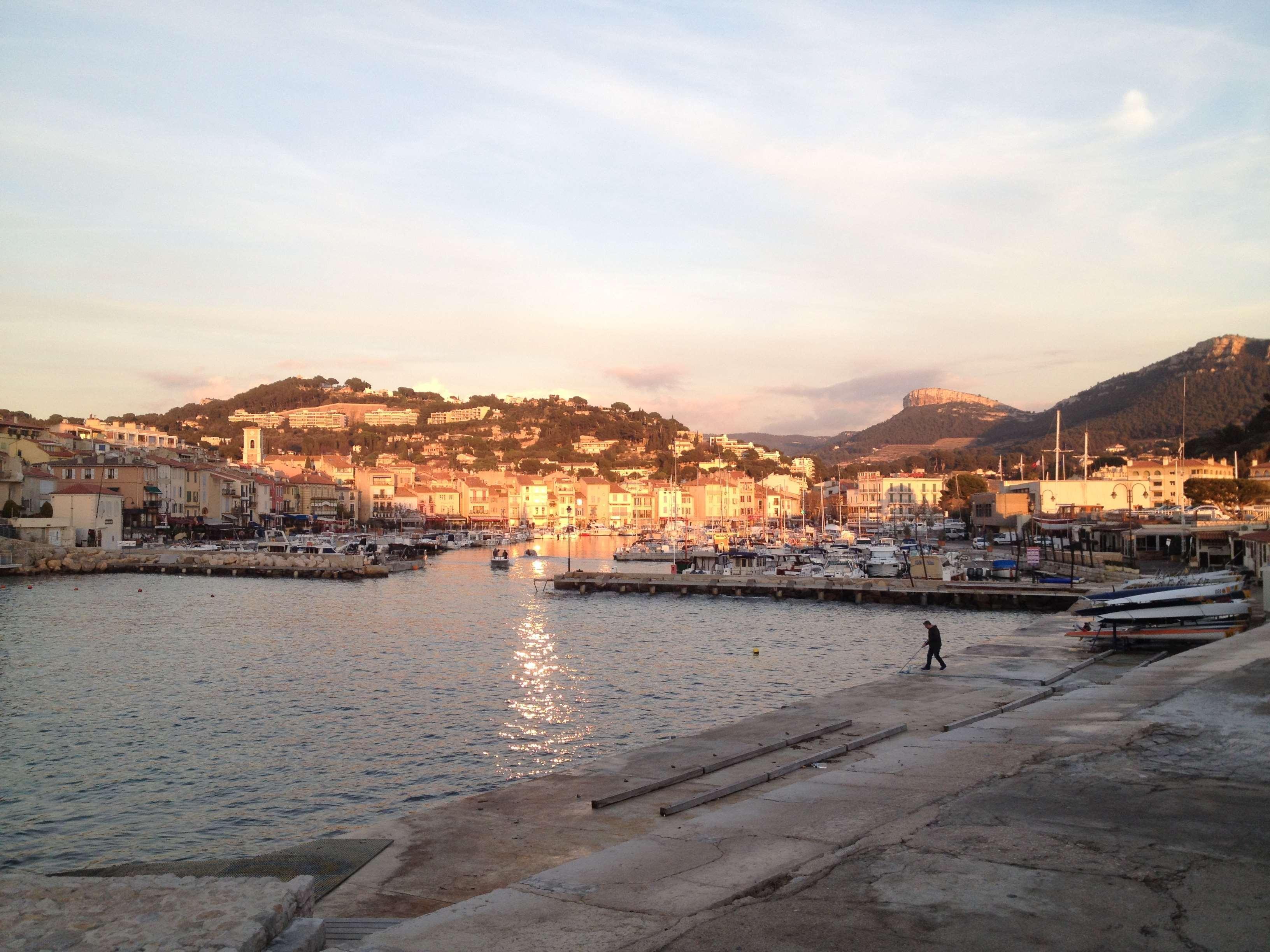 Kyriad Direct Marseille Est La Valentine La Penne-sur-Huveaune Buitenkant foto