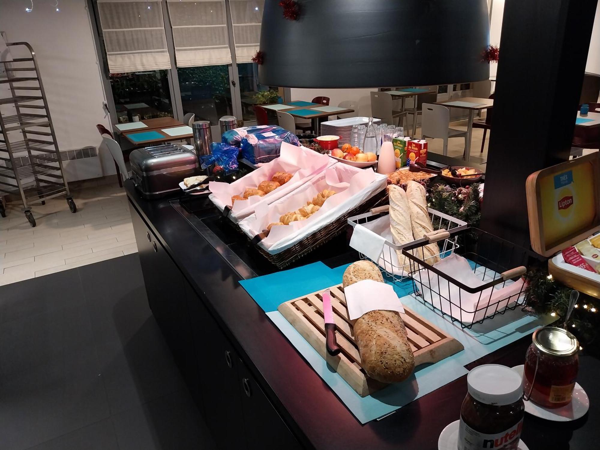 Kyriad Direct Marseille Est La Valentine La Penne-sur-Huveaune Buitenkant foto